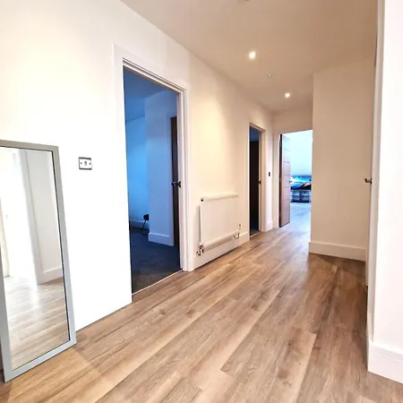 Alberton - Spacious - Newly Renovated Apartament