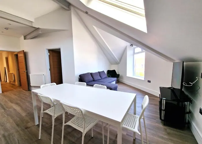 Alberton - Spacious - Newly Renovated